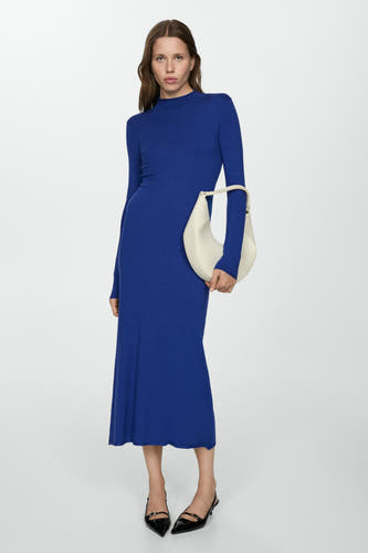 Robe bleue à longues manches de MANGO, vue de derrière, avec une coupe longue et droite.