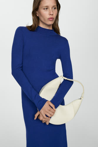 Robe bleue à manches longues de MANGO, portée avec une poche crème.