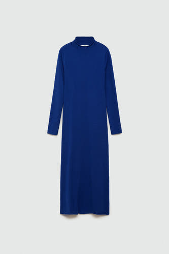 Robe bleue à longues manches de MANGO, avec un col haut et un tissu lisse.