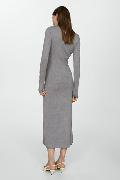 Robe brune à longues manches de MANGO, vue arrière avec tissu lisse et bordure courte.