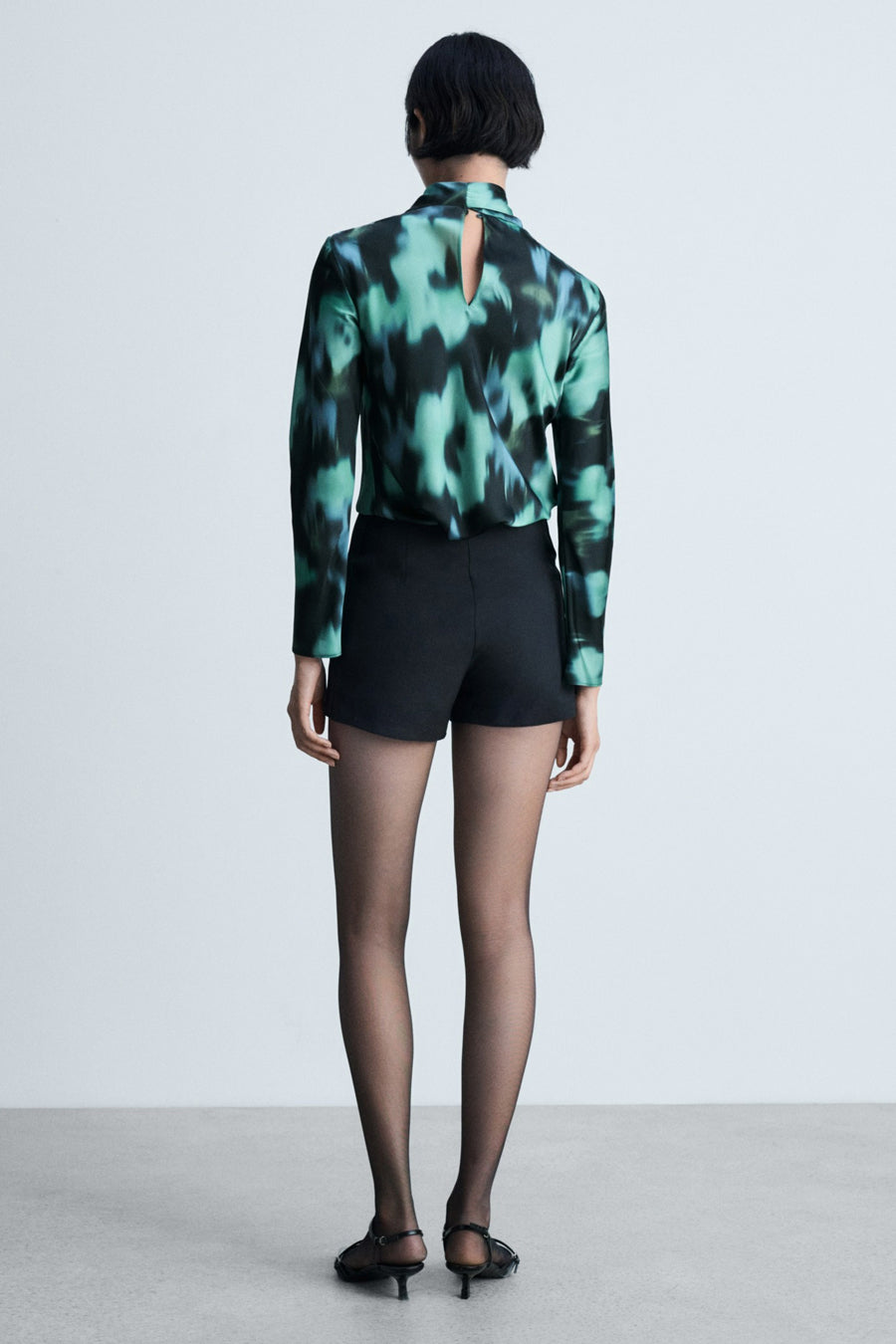 Multicolor blouse met lange mouwen van MANGO, met een abstracte blauw en groene print en een opening aan de achterkant.
