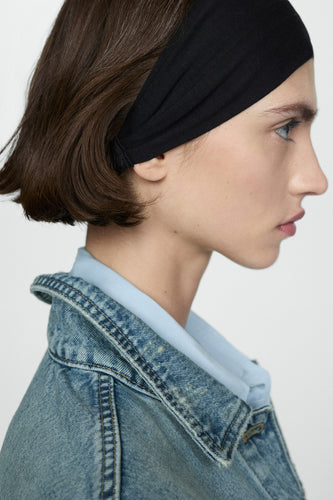 Denim jas - mid blue denim van MANGO, met een lichtblauw overhemd eronder.