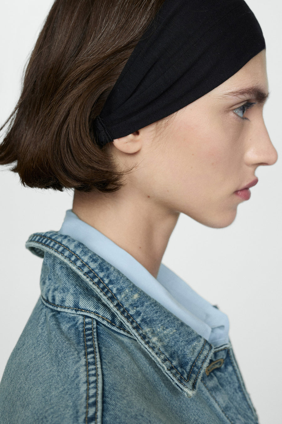 Denim jas - mid blue denim van MANGO, met een lichtblauw overhemd eronder.