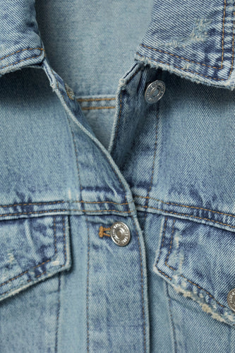 Jeansjas in middenblauw denim van MANGO, met zilverkleurige knopen en borstzakken.