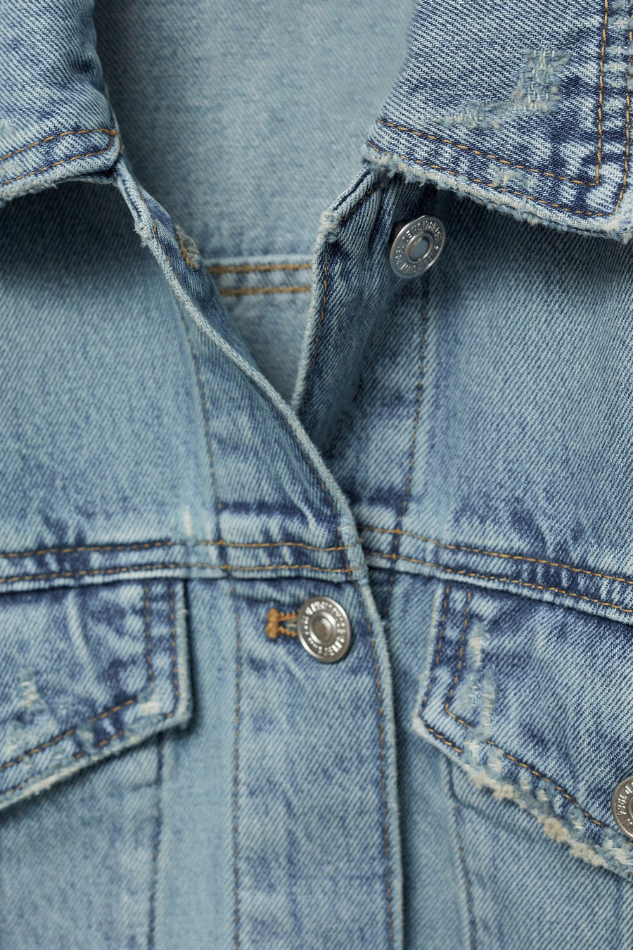 Jeansjas in middenblauw denim van MANGO, met zilverkleurige knopen en borstzakken.