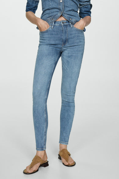 Skinny jeans van blauw denim van MANGO, gedragen met een denim blouse en bruine sandalen.