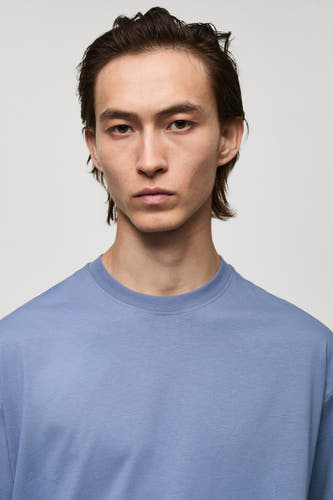 Paars T-shirt met korte mouwen van MANGO, gedragen door een man met bruin haar.
