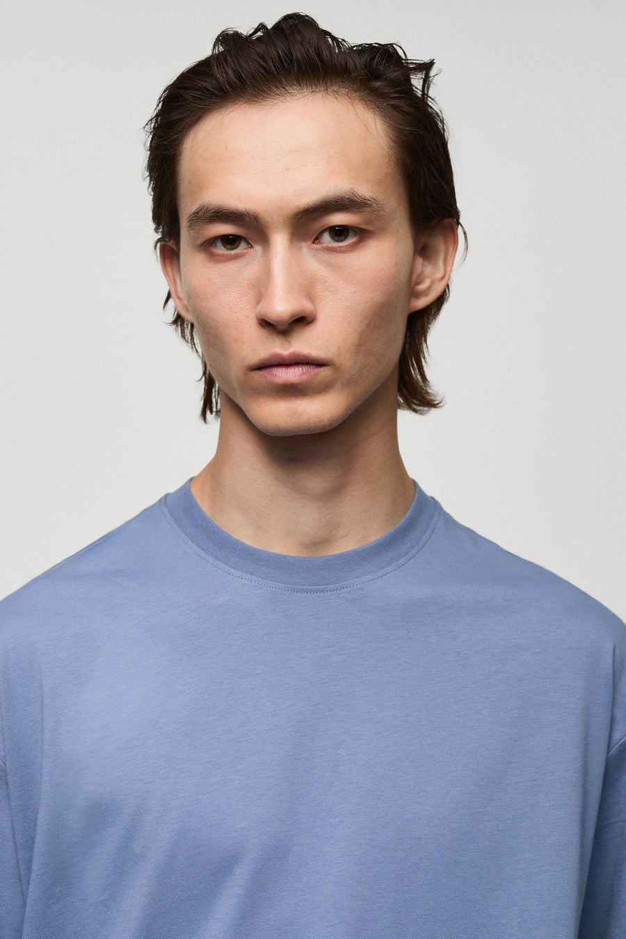 Paars T-shirt met korte mouwen van MANGO, gedragen door een man met bruin haar.
