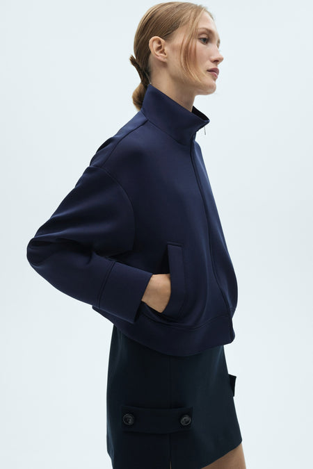 Blauw gilet van MANGO, met opstaande kraag, lange mouwen en zakdetail op de rok.