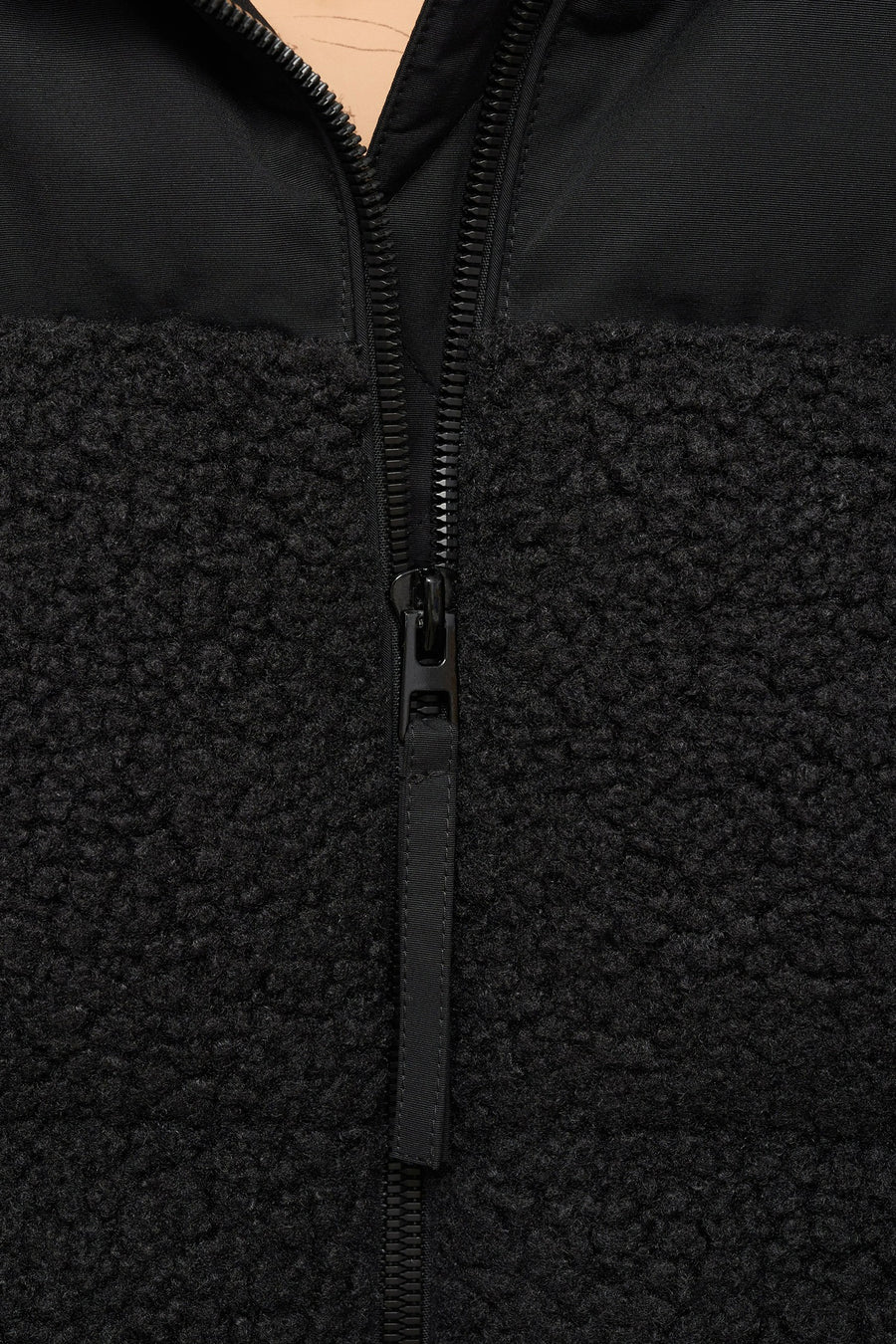 Manteau court noir de MANGO, avec une fermeture éclair et une douce texture en laine.