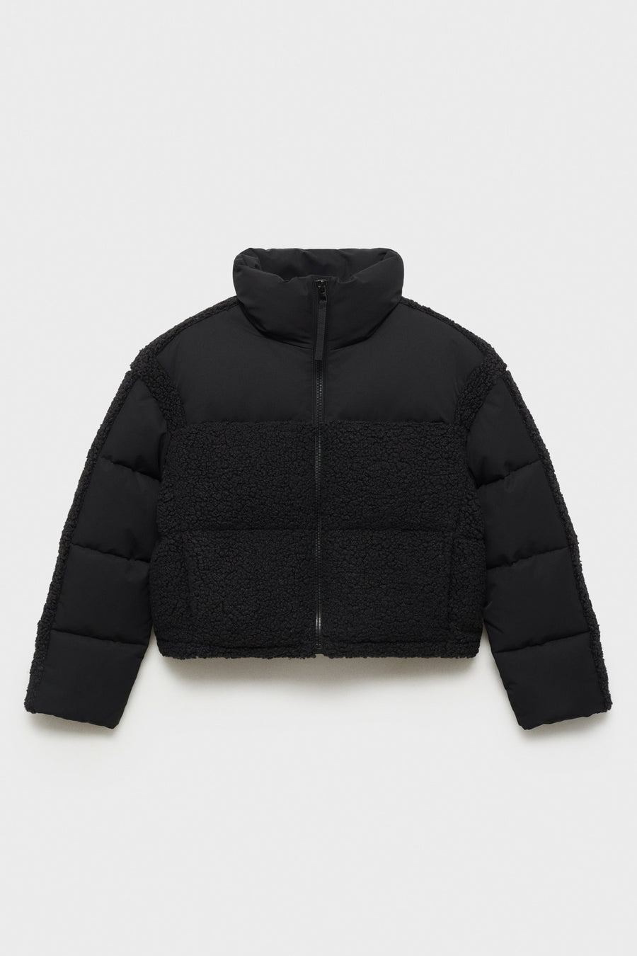 Manteau court noir de MANGO, avec un col haut et des détails teddy à l'avant et sur les côtés.