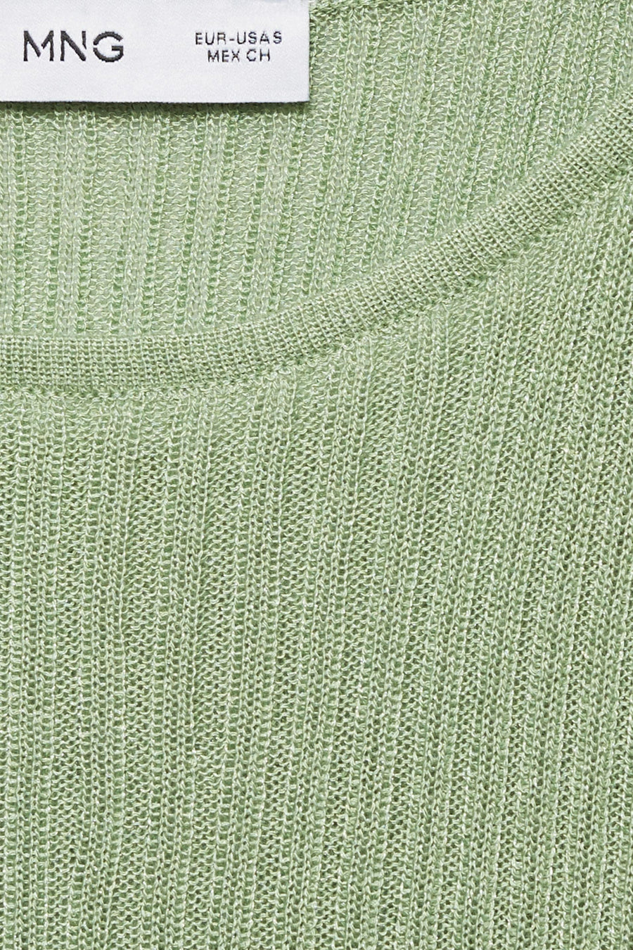 Groene trui met ronde hals van MANGO, met een fijn gebreide textuur en subtiele ribbels.

