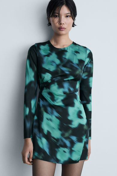 Multikleurige kleedje met lange mouwen van MANGO, met een abstracte, groene en zwarte print.