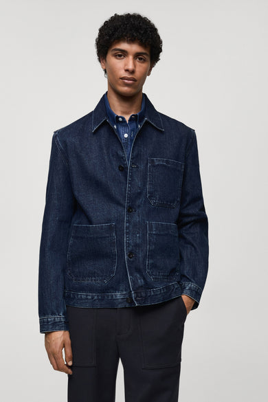 Jeansjas van midblauw denim van MANGO, met opgestikte zakken en een knoopsluiting.