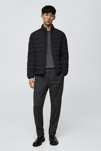 Korte grijze jas van MANGO, gedragen met een grijze trui en donkere pantalon met zwarte schoenen.