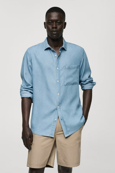 Jeanshemd in mid blue denim van MANGO, met lange mouwen en een borstzak.