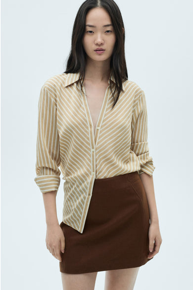 Bruine, korte rok van MANGO, gecombineerd met een gestreept overhemd met lange mouwen in een casual stijl.