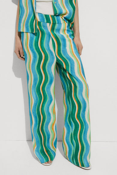 Pantalon 7/8 vert vert MANGO avec un un unau en ondulé bleu, vert, orange et blanc.