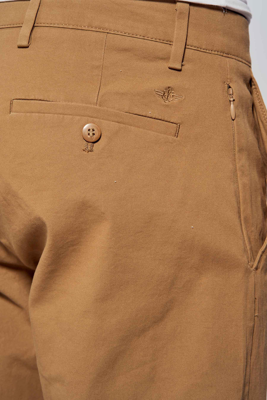 Pantalon Dockers brun, vue latérale avec détails de boutons et de fermeture éclair.