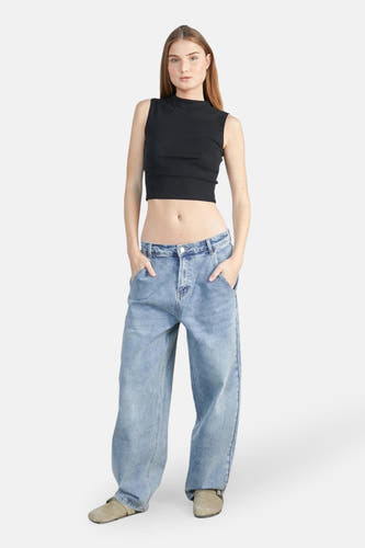 Jean décontracté en denim, en bleu moyen, de 24 couleurs, avec des jambes et des poches larges.