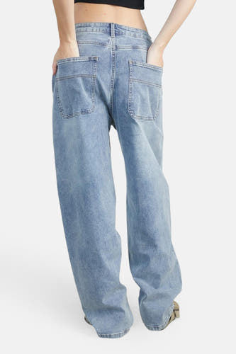 Jean bleu large de 24 couleurs, avec des poches arrière, vu de derrière.