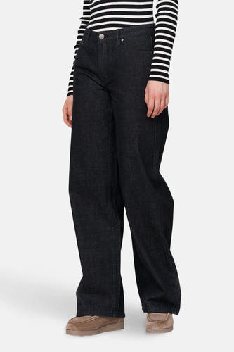 Zwarte denim straight jeans van 24 colours gmbh, gecombineerd met een gestreepte trui en suède schoenen.