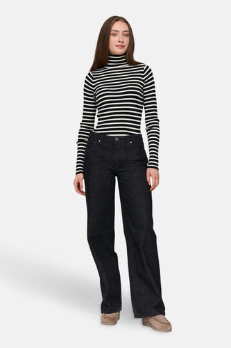 Zwarte rechte jeans van 24 colours gmbh, gecombineerd met een zwart-wit gestreepte coltrui en suède schoenen.