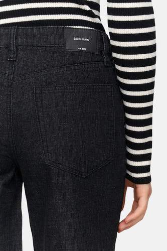 Zwarte denim jeans van 24 colours gmbh, met een effen achterzak en een gestreepte top.
