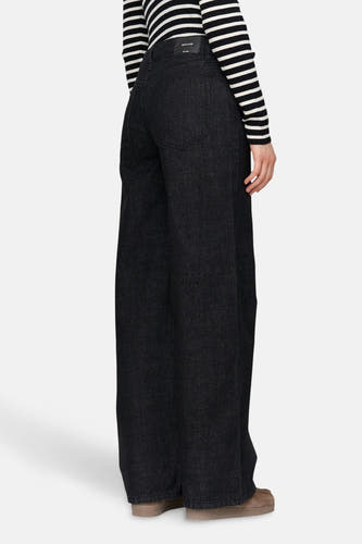 Zwarte denim straight jeans van 24 colours met een gestreepte top.
