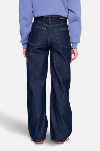 Donkerblauwe denim wijde jeans van 24 colours gmbh, met achterzakken en een leren label op de tailleband.