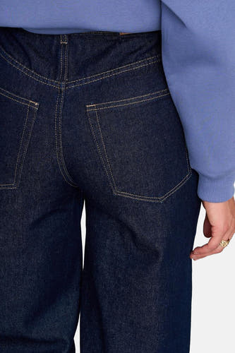 Donkerblauwe denim jeans van 24 colours gmbh, met rechte pijpen en zichtbare stiksels.