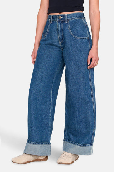 Jean décontracté en denim bleu moyen de 24 Couleurs GMBH, avec des poches rabattues et des chaussures légères.