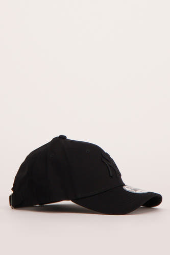 Zwarte pet van New Era, met een geborduurde 'NY' logo aan de voorkant.