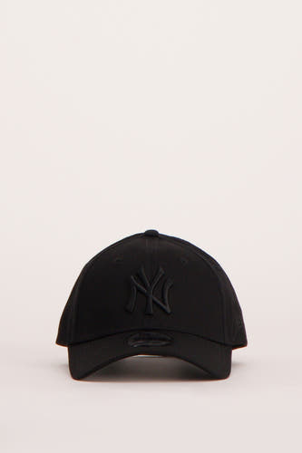 Zwarte pet van NEW ERA, met een geborduurd logo op de voorkant en een gebogen klep.
