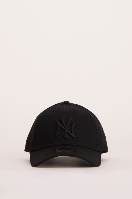 Zwarte pet van NEW ERA, met een geborduurd logo op de voorkant en een gebogen klep.
