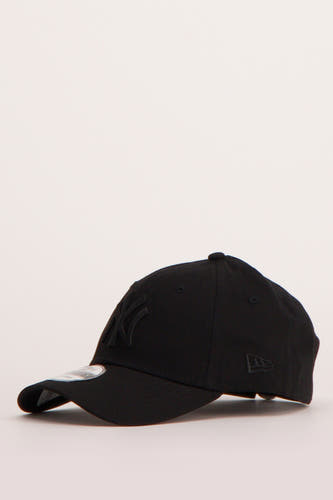 Zwarte pet van New Era met een geborduurd 'NY' logo op de voorkant.