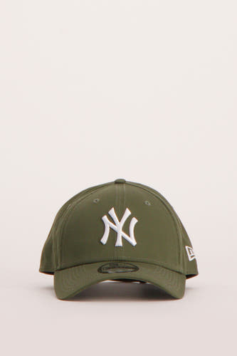Groene pet van New Era, met een wit New York Yankees logo op de voorkant.