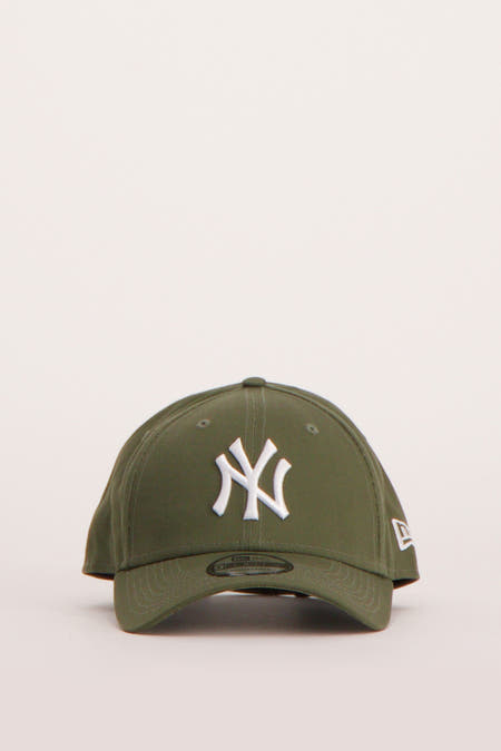 Groene pet van New Era, met een wit New York Yankees logo op de voorkant.