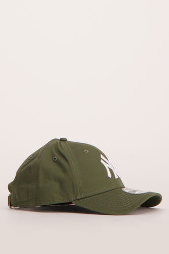 Groene pet van NEW ERA met een witte "NY"-logo op de voorkant.
