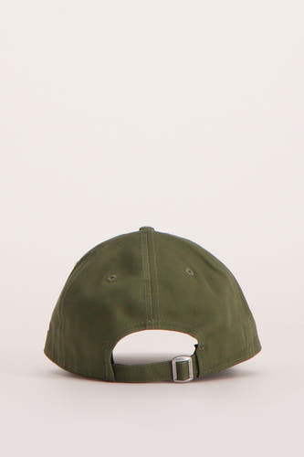 Groene pet van New Era met een verstelbare band aan de achterkant.
