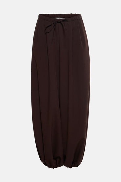 Pantalon brun Terra di Siena, avec une coupe décontractée et une ceinture à la taille.