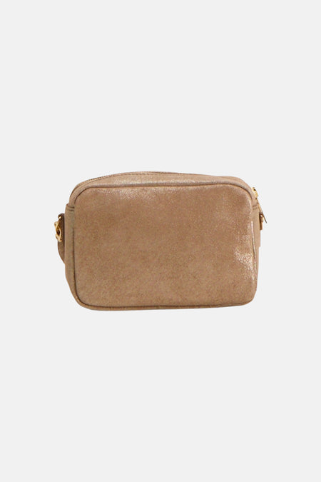 Sac à bandoulière taupe Access® avec texture brillante et fermeture à glissière.