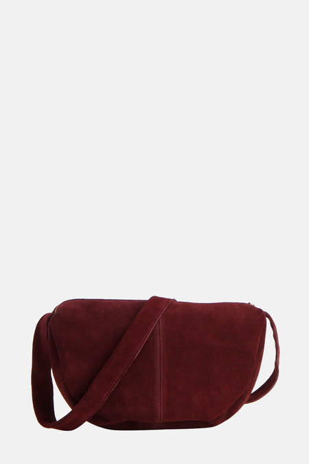 Bordeaux schoudertas van Access® met een suède textuur en een verstelbare schouderband.

