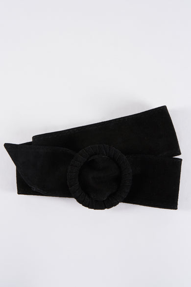 Ceinture noire de DODI, avec une boucle ronde et une texture en cuir suédois, posée sur un fond blanc.