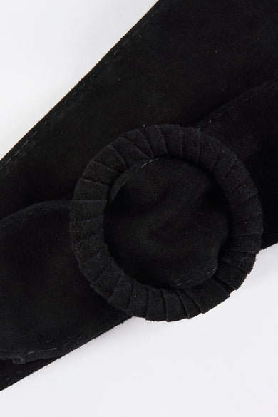 Ceinture noire de DODI avec une grande boucle ronde et des détails pliés.