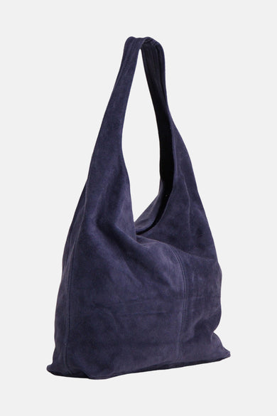 Donkerblauwe suède-achtige schoudertas van Access® met een zacht, slouchy ontwerp en een enkele schouderband.