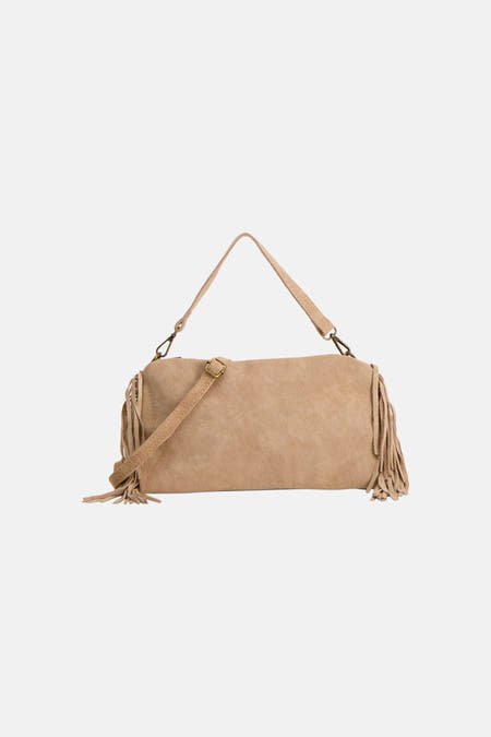 Sac à bandoulière taupe aspect daim d'Access® avec franges sur les côtés et bandoulière amovible.