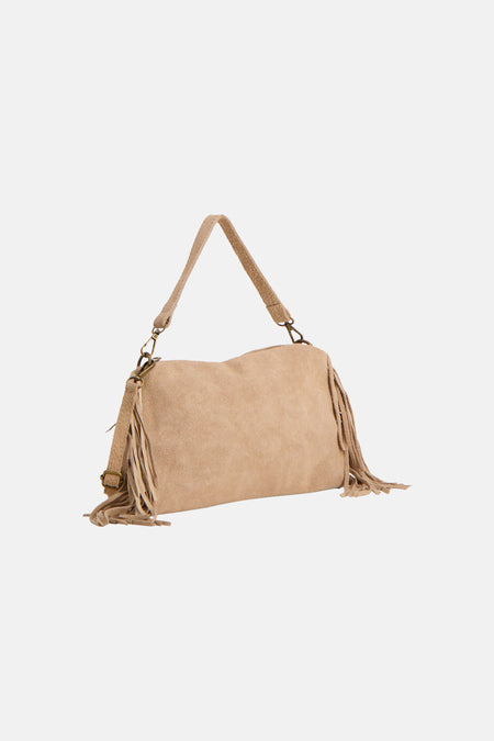 Taupe suède schoudertas van Access® met franjes aan de zijkanten en een gestructureerde draagriem.