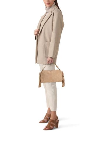 Taupe suède schoudertas van Access® met franjes en goudkleurige hardware, gedragen door een model.