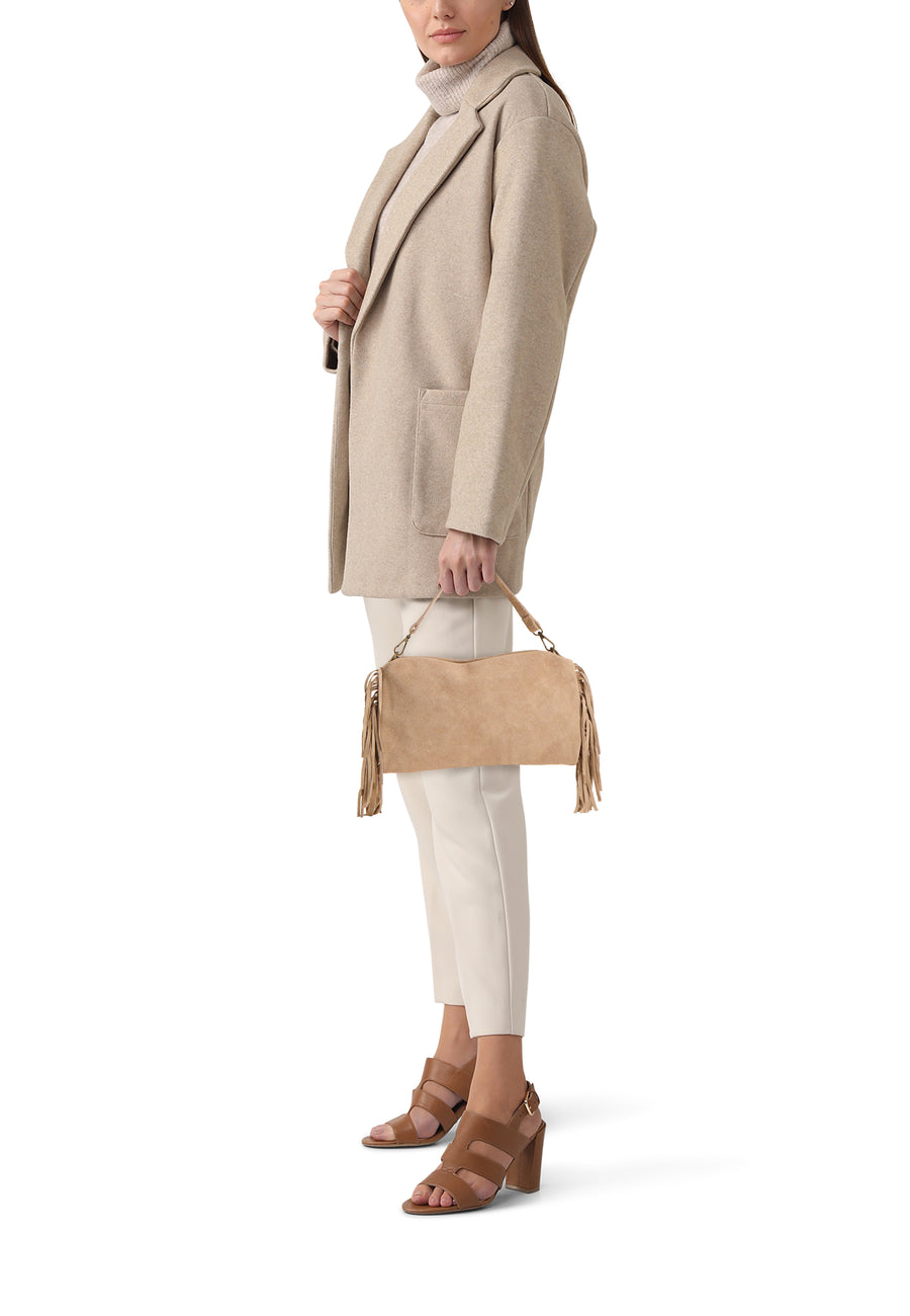 Taupe suède schoudertas van Access® met franjes en goudkleurige hardware, gedragen door een model.